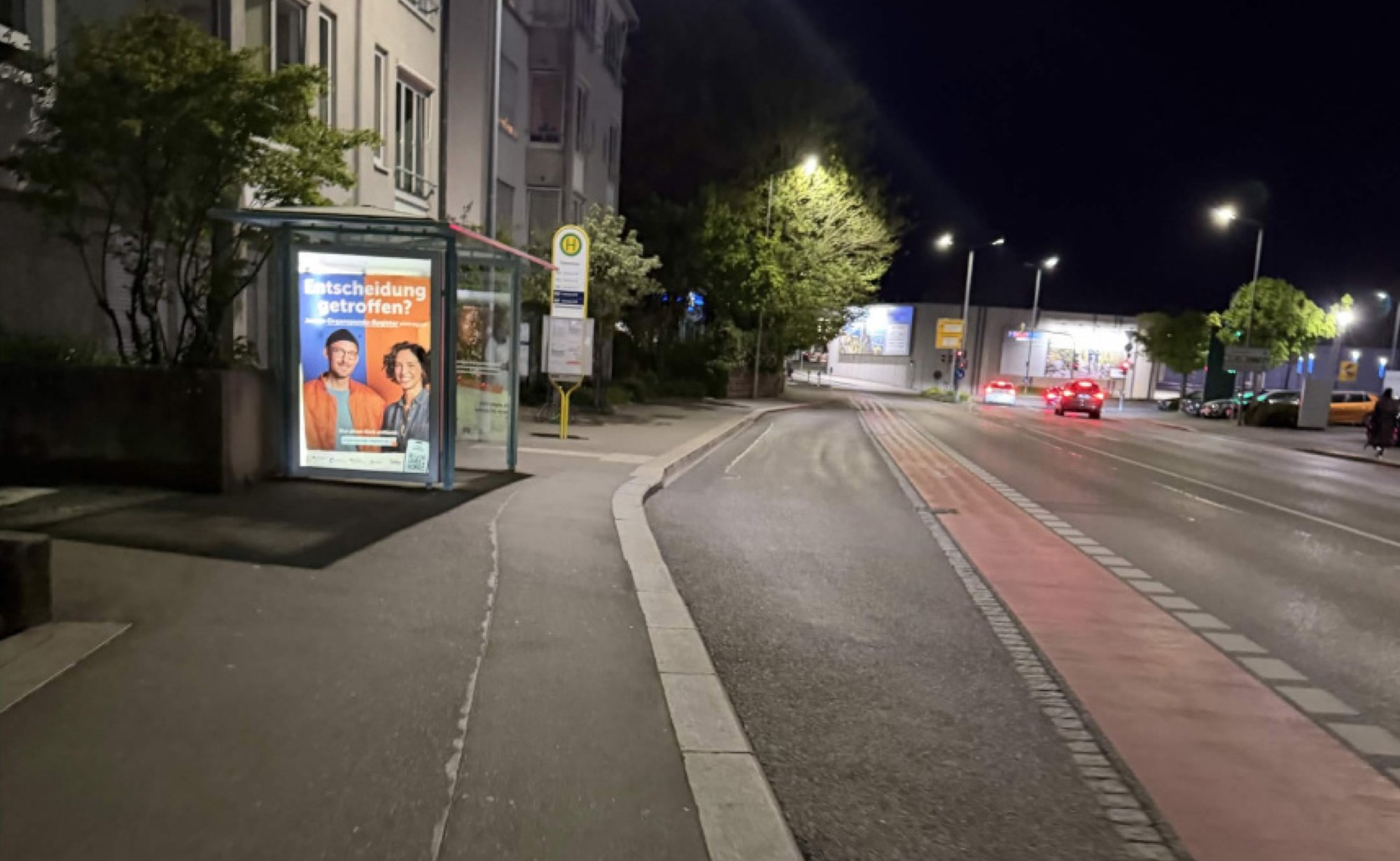 Fußweg an einer Bushaltestelle bei Nacht